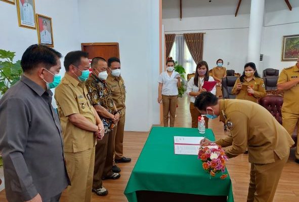 SK Penetapan dan Pemberian Insentif Kaling-Wakaling di Tomohon Diteken