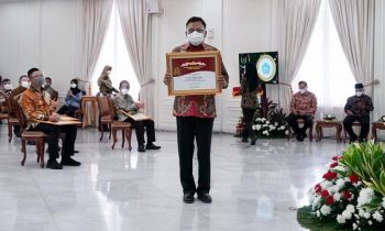 Gubernur Olly Raih Anugerah Abdi Bakti Tani 2021