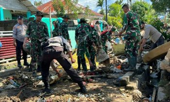 POLRI-TNI Bersih-bersih di Tujuh Lokasi Pasca Banjir Longsor Manado