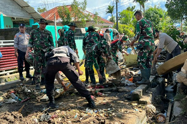 POLRI-TNI Bersih-bersih di Tujuh Lokasi Pasca Banjir Longsor Manado