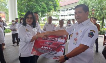 Wagub Steven Kandouw Serahkan Bantuan Beras di Minahasa dan Talaud yang Terdampak Bencana
