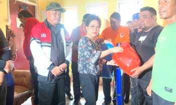 Bupati Tamuntuan Serahkan Bantuan Keluarga Terdampak Bencana di Nanedakele