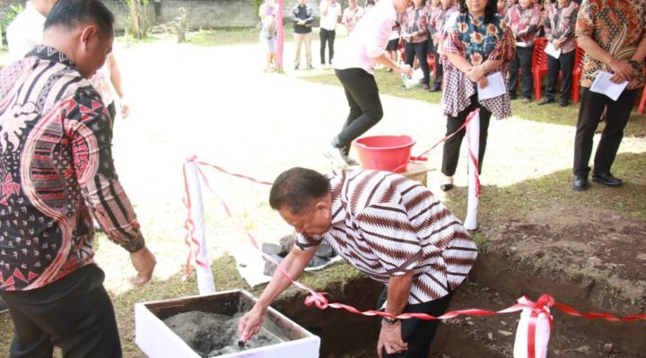 Salurkan Bantuan, Gubernur Olly Letakan Batu Pertama Pembangunan GMIM Rut Lolah