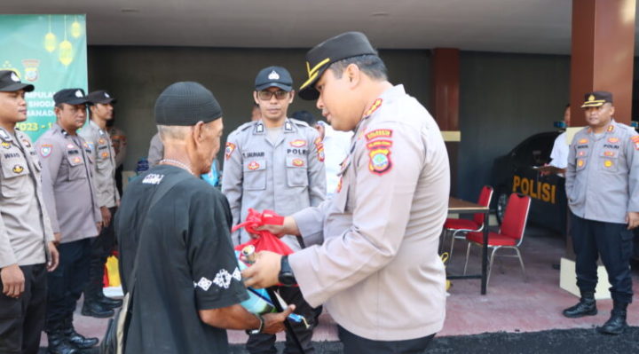 Polresta Manado Bagikan Sembako untuk Masyarakat Kurang Mampu Jelang Lebaran