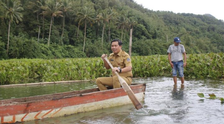 Wagub Steven Kandouw Turun Langsung Mengecek Penanganan Eceng Gondok di Danau Tondano