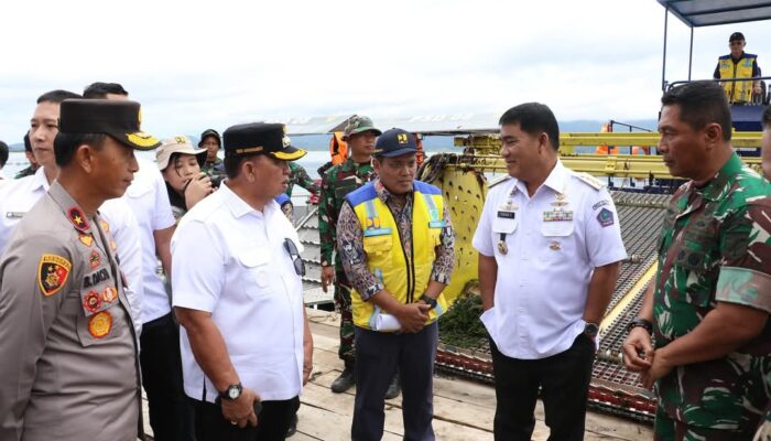 Kolaborasi Pemkab Minahasa, Pemprov Sulut, dan TNI/Polri Bersihkan Eceng Gondok di Danau Tondano