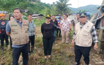 Kumendong Dampingi Kandouw Tinjau Lokasi Banjir dan Longsor di Minahasa
