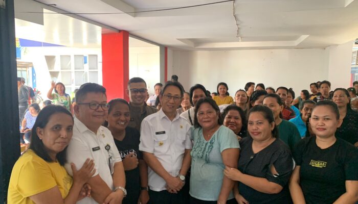 Pj Bupati Sitaro Serahkan Bantuan DTH Bagi Pengungsi Erupsi Gunung Ruang