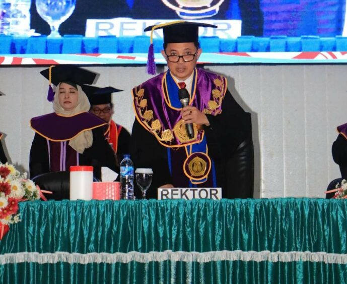 rektor unsrat wisuda 700 mahasiswa