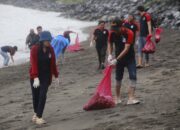 Hari Peduli Sampah Nasional, Alfamidi Gandeng AJI Manado Bersihkan Sampah di Pesisir Pantai Karangria