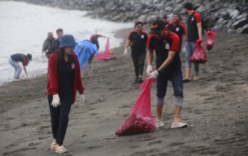 Hari Peduli Sampah Nasional, Alfamidi Gandeng AJI Manado Bersihkan Sampah di Pesisir Pantai Karangria
